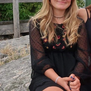 Sommarklänning - Superfin klänning köpt i Spanien för ett par år sedan🌸 Använd ett fåtal gånger, hör av er vid frågor☁️💙