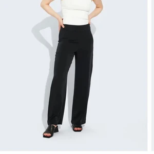 Svarta byxor  - Har använt byxorna en gång och därav väljer att sälja de, då det bara ligger i garderoben. Dom är alltså som nya 💕 Jag är 1,68 och det är en bra längd för mig. ( spegel är smutsig inte plagget)😇😇