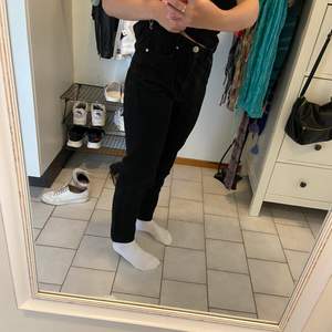 Svarta momjeans från Gina Tricot perfect jeans. Tvättas i 30°C. ✨