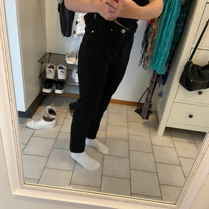 Svarta jeans - Svarta momjeans från Gina Tricot perfect jeans. Tvättas i 30°C. ✨