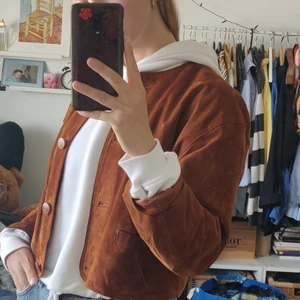  brun mockajacka - Kort stilig jacka i brunt mocka. Tre små fickor. Tunn och sval men passar perfekt att ha nåt tjockare under på hösten eller våren. Köpt på Beyond Retro för 350 kr💫 Alltid PAKETPRIS så glöm inte att kolla in profilen :)