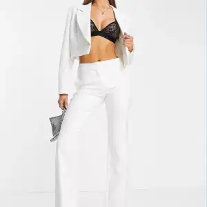 Vita kostymbyxor ändats använda 1 gång, inga defekter, passar perfekt för mig som är ca 1,60. Går att sprätta upp dem längst ner om man vill ha dem längre! Köpta för 600kr