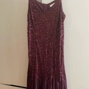 Festklänning Maya Deluxe - Mörklila festklänning Maya Deluxe storlek M/L. Mycket bra skick, använt en gång 