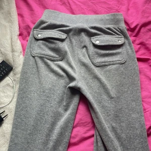 Juicy Couture byxor  - Det här är en av mina favorit byxor men som jag har trönnat på. Säljer dem gärna och dem är även använda endast 3 gånger och ser helt nya ut. Dem är i storlek xxs men passar xs och s