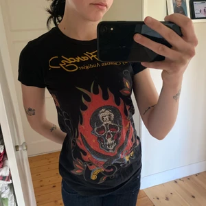 Ed Hardy  - Cool T-shirt från Ed Hardy. Tappat några stenar men annars bra skick. Passar mig som har xs men skulle kunna passa på en mindre s också. 180kr plus frakt 