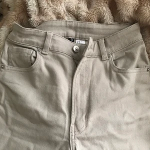 H&m byxa - Beige byxor från h&m stl.s/36 dom är vida i benen