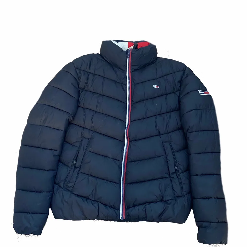 Tommy hilfiger puffer jacka i storlek S!. Jackor.