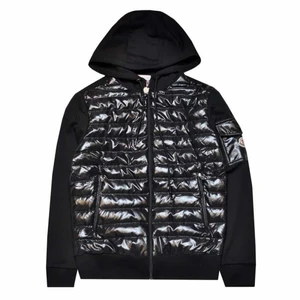 Moncler hooded down cardigan  - Helt ny, köpte den men den var för liten till salu nu 6500kr.  Vid intresse hör av er.  ÄKTA 
