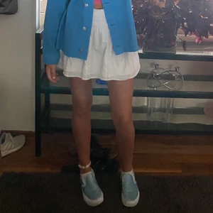 GLITTRIGA VANS - säljer mina as balla glittriga vans i storlek 39, använda max två gånger och är fortfarande vita och inga fläckar osv, köptes i mars på zalando för 700kr ungefär, jätte coola och fina till sommaren🙌🏼🙌🏼