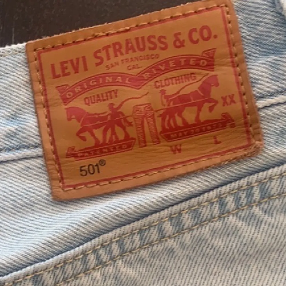 Ljusa Levis 501 jeans shorts. Fint skick och endast använda några få gånger. Kom privat för fler bilder :)  Använd inte köp nu funktionen!. Shorts.