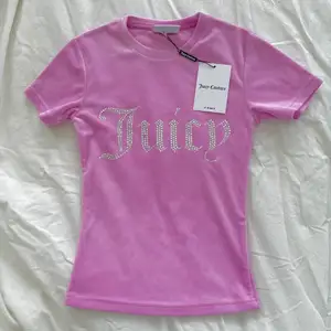 En rosa Juicy Couture t-shirt som aldrig är använd, prislappen är kvar! Nyskick, köpt på Jackie 🥰 Skriv privat för mer bilder! Material: samma som det trendiga Juicy setet