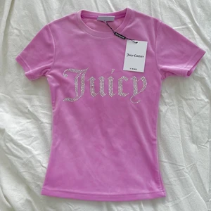 Juicy Couture rosa t-shirt - En rosa Juicy Couture t-shirt som aldrig är använd, prislappen är kvar! Nyskick, köpt på Jackie 🥰 Skriv privat för mer bilder! Material: samma som det trendiga Juicy setet