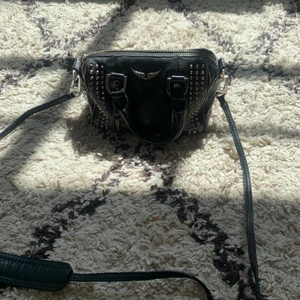 Zadig väska  - Säljer denna super snygga Zadig väskan då jag har köpt en ny väskan å den inte kommer till användning längre och för jag behöver lite pengar, några slitningar då den är väl använd. Köparen står för frakten och skriv privat för mer information💕💕