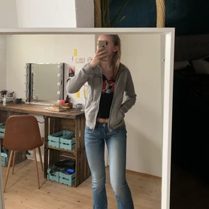 Peak performance kofta  - Säljer min Peak performance kofta i storleken xs. Skulle säga de passar xs-m lite beroende på hur man vill den ska sitta. Köpt på Peak performance egna butik för 1200kr. Skicket är som nytt. Säljes för 500kr. Skickat spårbart! 