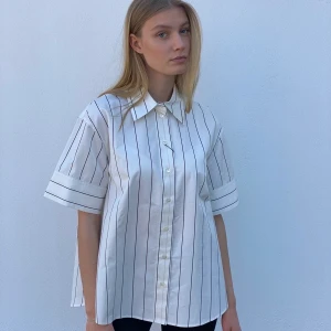 Randig skjorta - Randig skjorta perfekt att dra över bikinin på stranden! Endast använd på denna bild och prislappen sitter kvar!