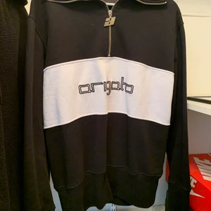 Axel Arigato sweater - Axel Arigato zip-up tröja i storlek M. Endast använd ett fåtal gånger och är i mycket bra skick.