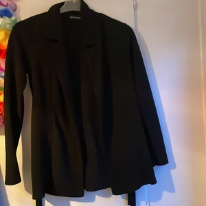 Svart kavaj - En svart kavaj som sitter perfekt. Bra längd, tyg och passform. 