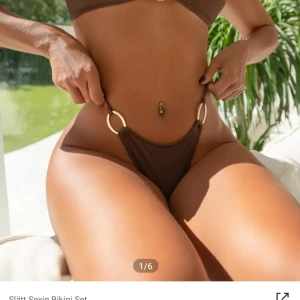 Bikini  - Jättefin brun bikini med guld detaljer 