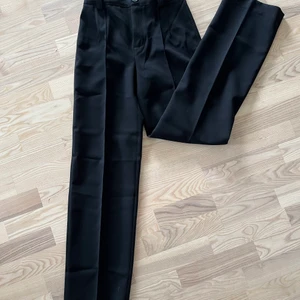 Kostymbyxor - Utrensning!  Raka kostymbyxor med hög midja. Skitsnygga. Lite för stora för mig då. Jag är 1.61. De är lite lite för långa.  Aldrig använda! Tag kvar 🧡 