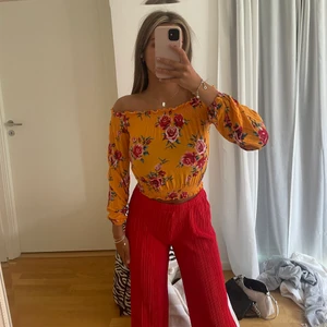 Off shoulder topp med röda rosor  - Off shoulder topp med röda rosor från h&m. Storlek Xs och Säljer för 80kr+ frakt. Säljer även byxorna så hela outfiten för 200kr+frakt💛💛