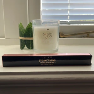 REALHER EYE AM STRONG definer brow pencil - Hej! Detta är en oanvänd definer brow pencil från REALHER. Orginalvärde: 16$/170kr Pris kan diskuteras❤️  Säljer denna för att jag använder inte ögonbrynspennor 