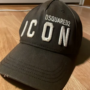 Dsquared2 - Dsquerd keps, som itne andvänd längre. Köpt för 1,100 och söker runt 700. Okej skick. Andvänd några gånger men inte sönder någon stanns.