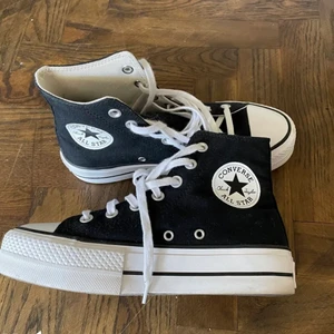 Converse - Converse platform, slutsålda i stort sett överallt, sjukt populära. Dom har användts lite men är fortfarande i nyskick och har även kartongen kvar. Är det många intresserade så startar jag budgivning, köpta för 969kr 