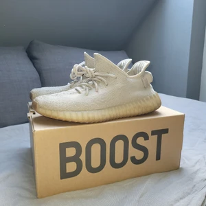 Yeezy 350 Sesame  - Använda men fortfarande bra skick. På en skon har hunden varit på toppen av skosnörena så plast delen längst fram e lite fucked men annars är de inga problem.