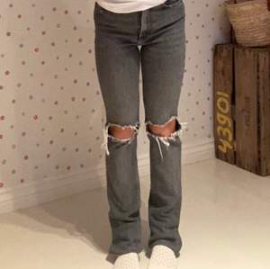 Säljer dessa gråa zara jeans med hål, använda några gånger men de är som nya! Köpte för 360 säljer för 180! storlek 32🙌🏼❤️‍🔥