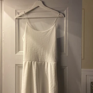 Byxdress i vitt  - Hel vit byxdress med långa vida ben och linne upptill. Superfin och sparsamt använd. 