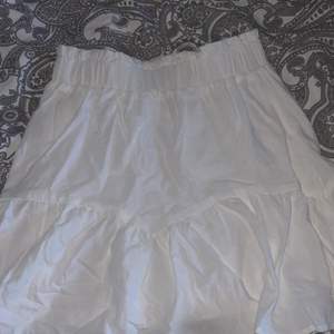 Tvär en för stor kjol, storlek S från SHEIN, Anvönd en gång, kom privat för fler bilder o köp!❤️