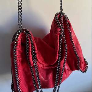 Intressekoll på min underbara röda väska som kan liva upp vilken outfit som helst 😍 liknar en stella McCartney 🙏🏼 frakt tillkommer ☺️