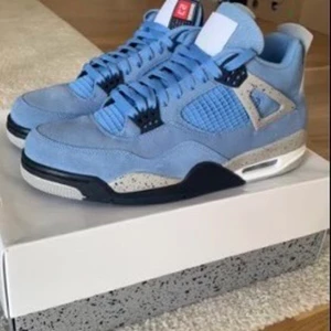 Air Jordan 4 Retro University Blue  - Hej, säljer mina Air Jordan 4 Retro University Blue för 3500kr som jag aldrig använt. Nypris 5000kr