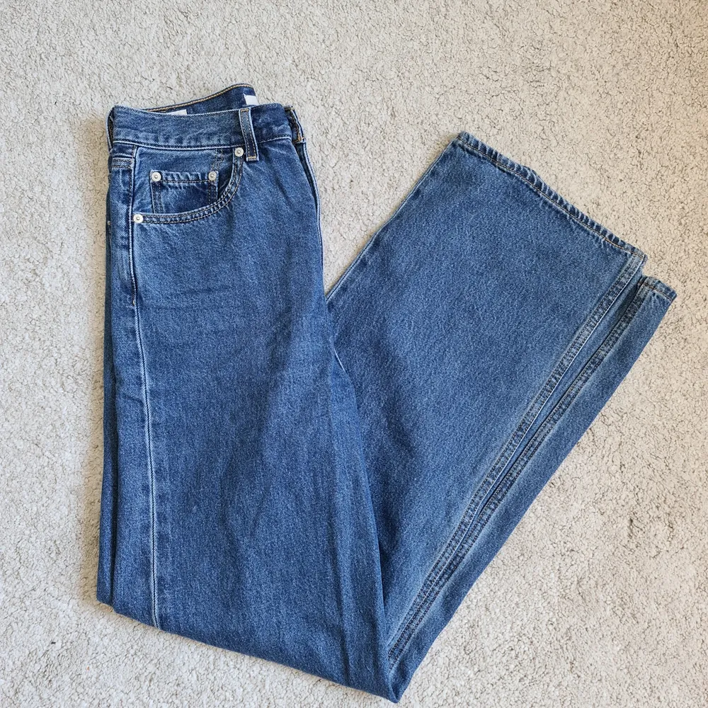 De perfekta baggy jeansen, säljer pga att de blivit förstora för mig 😥 inga skråmor och sparsamt använda. Obs, dessa är stor i storleken och lång i benen så passar snarare 29/30 i waist.  . Jeans & Byxor.