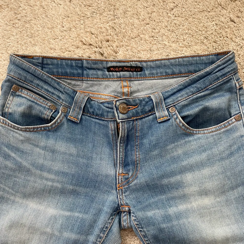 Säljer mina nudie jeans. De är lågmidjade och bootcut. Är i storlek 27/32. Verkligen supersnygga. Är själv 178 cm som referens.. Jeans & Byxor.