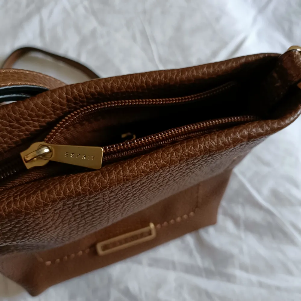 Esprit handväska köpt på Åhléns. 19x20cm. Tror inte att det är äkta läder. Priset kan diskuteras.. Väskor.