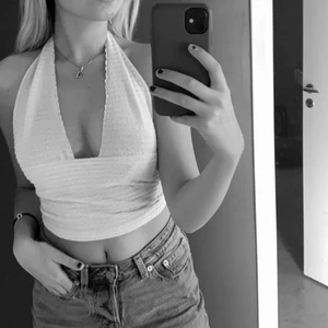 Topp  - Vit glittrig topp som jag sytt själv. Frakt ingår 💕 knytning i både rygg ä nacke. Är en XS-S men eftersom den är justerbar passar den dem flesta 💕