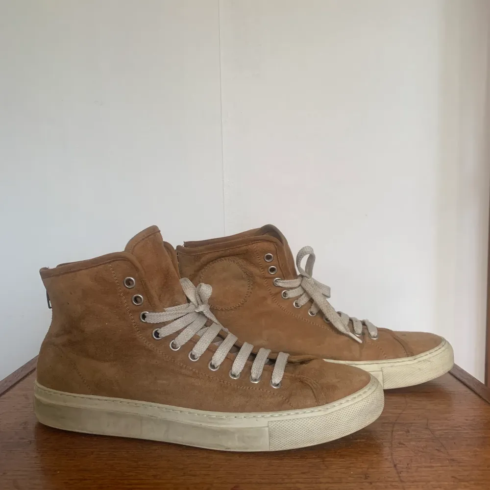 Brown suede high top sneakers by Common projects. Fits size 38. Good condition.. Skor.