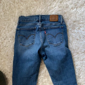 Jeans från Levis  - Jeans. Fint skick. 25 men mer som en 24:a i storleken 