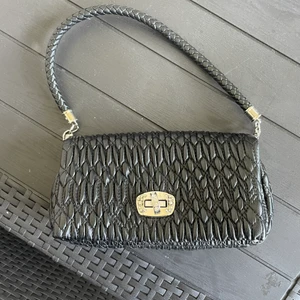 Väska - Aldrig använd, nypris 200kr. Har silverdetaljer. Frakt tillkommer och köparen står för frakten. 