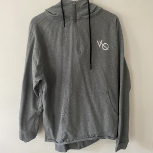 Vanquish Hoodie - Super fin, super skön men utväxt av sambon, lika gärna på allt annat vi har ute, kanntta ihop paketpris om man vill ha mera saker, tex byxor i samma märke mm🌸