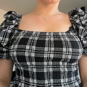 rutig tshirt med puffiga armar - svart och vit rutig tshirt