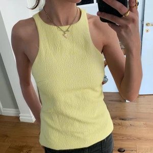 Zara topp - Gul topp från zara. Kan mötas eller så står köparen för frakten 