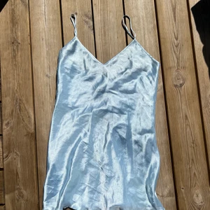Klänning - Blå silkes klänning , ( har sytt in den så den ska passa en XS)