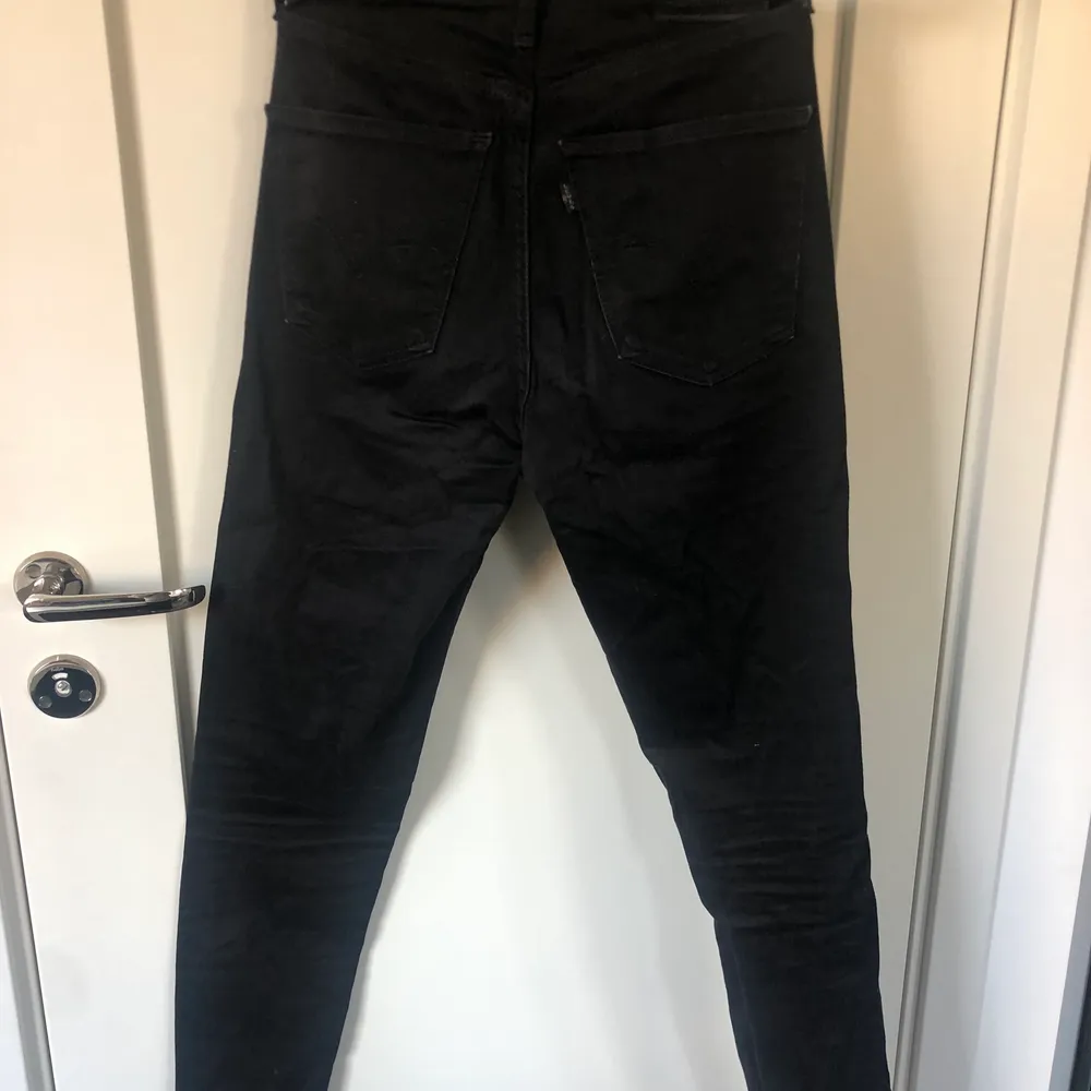 Mile high super skinny Levis jeans i storlek W26! Är i fint skick, 250 kr + frakt. Jeans & Byxor.