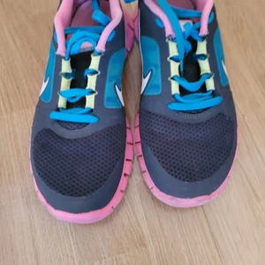 Nike skor - Super snygga ovanliga Nike skor. I bra skick. Storlek 37,5 . Säljs för dem är för små för mig.