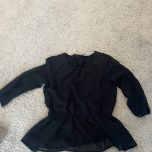 ‼️lång armad volangtröja‼️ - 🌺Säljer denna fina långärmade prickiga  volangtröjan i storlek 146🌺