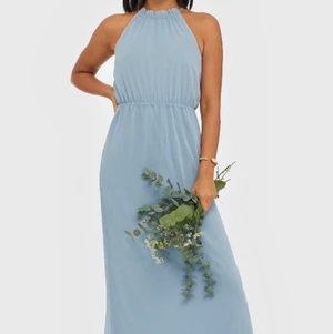 Ljusblå balklänning - Ljusblå balklänning Halterneck modell Liten volang vid halsen Knytning baktill vid nacken Markerad midja Helt oanvänd Strl: S/M (Skickar PostNord 66kr, spårbart) #balklänning  #Sommarklänning #Bal2022