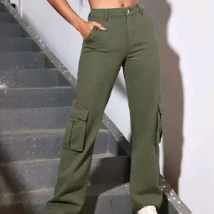 Gröna jeans med fickor på sidan i storlek M rekomenderas till folk i storlek S 