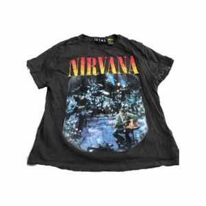 nirvana graphictee - en graphictee från carlings. i använt skick. köptes för 300 kr. jättefin men sitter inte oversized på mig som brukar bära S, 173 cm lång. hör av dig vid intresse eller frågor!